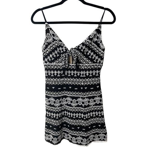 Alice & Olivia Roe Embroidered Fit Flare Mini Dress Tie Front Detail SZ 6 EUC - Picture 2 of 11